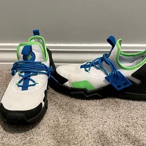 Men’s Nike Air Huarache White Sneakers, size 8.5. New, never worn